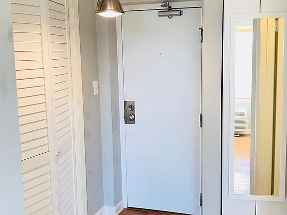 Entrance / Closet