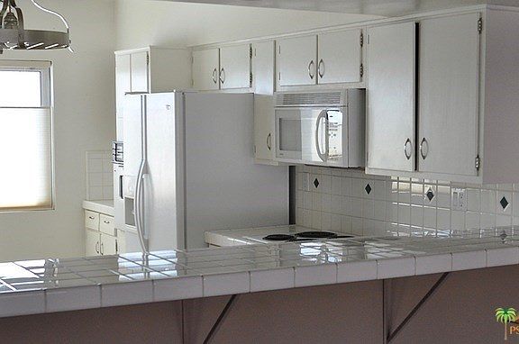 Kitchen & Bar Area