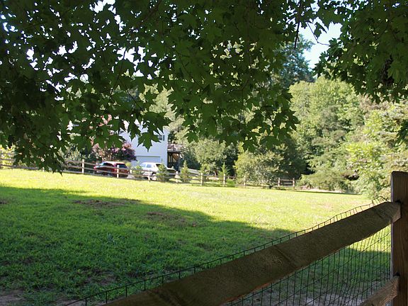 3rd image of 103 Naomi Ln