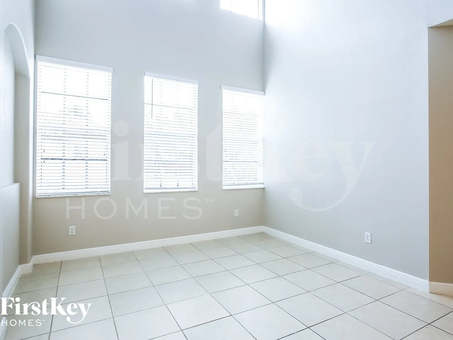 3 bed, 2.5 bath, 2356 sqft, $4,120 — Photo 4