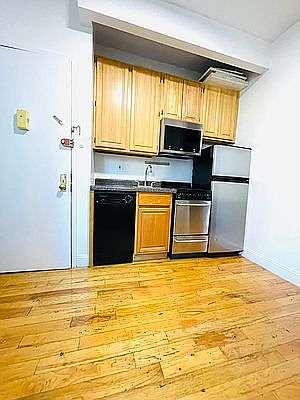 5th image of 204 E 32nd St #2RW