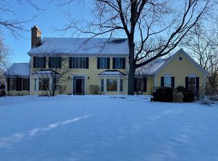 111 Woodland Dr, Lake Barrington, IL 60010