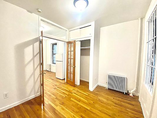 4th image of 310 E 6th St APT 5