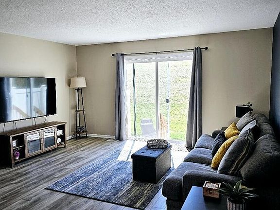 3rd image of 3117 Maplewood Dr