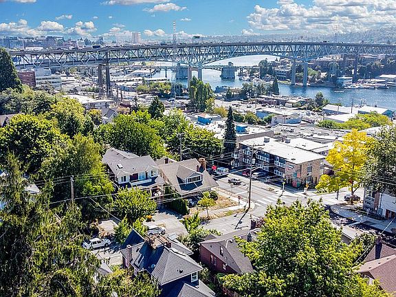 4th image of 4009 2nd Ave NE #4009