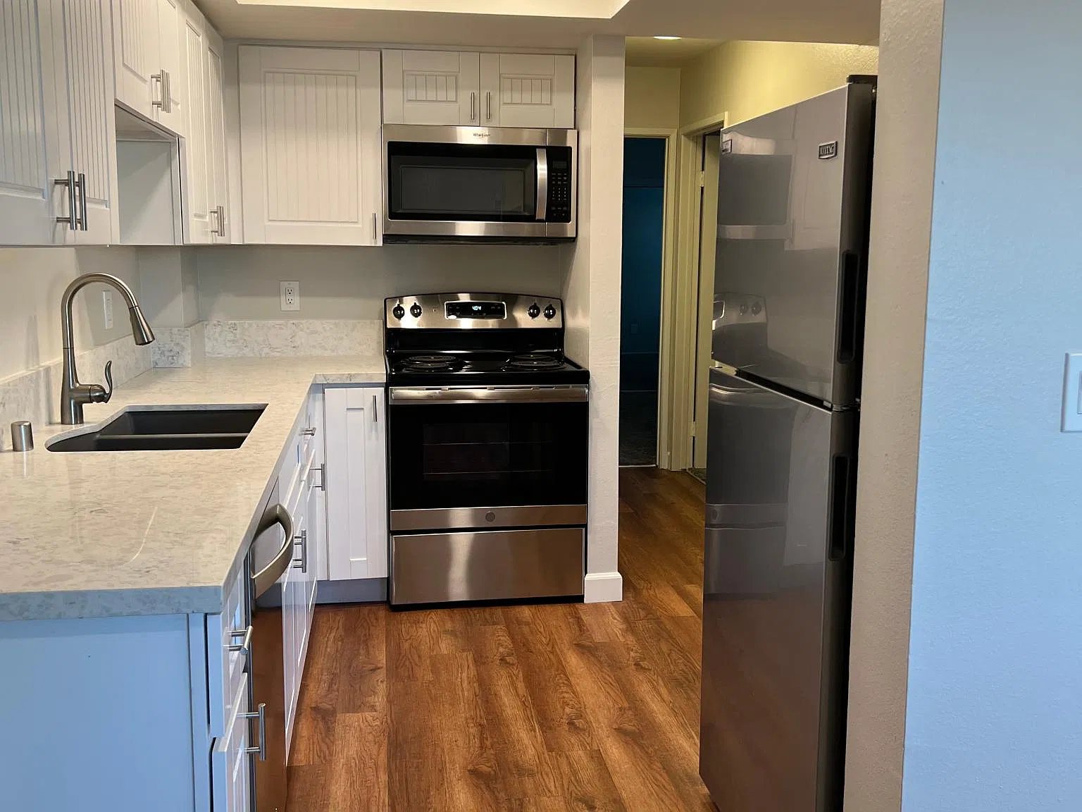 2 bed, 800 sqft, $4,300 — Photo 1