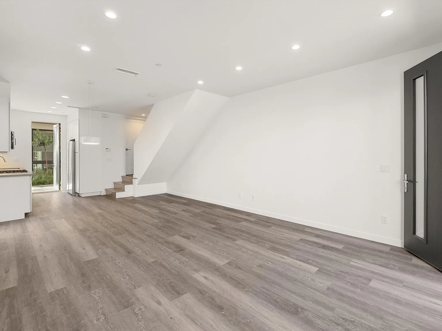 2 bed, $4,200 — Photo 3