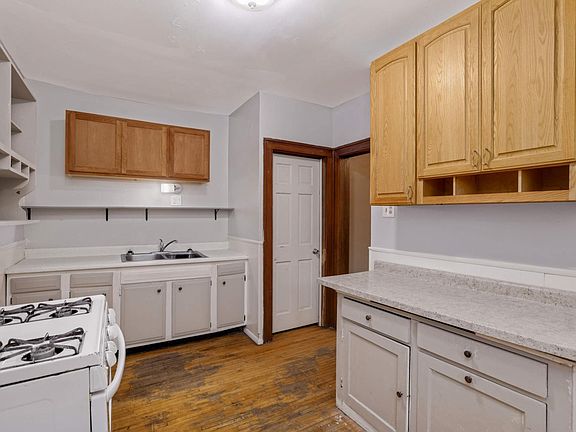 5th image of 209 Cedar Lake Rd N