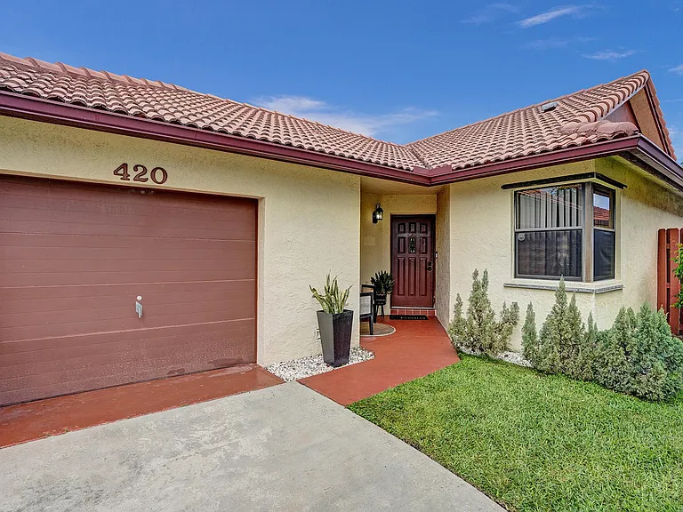 420 SW 113th Ter — Photo 1