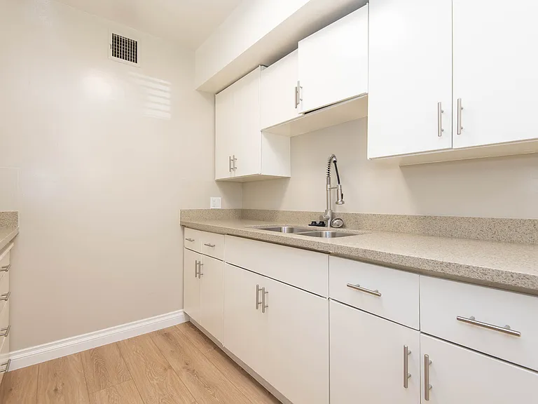 200 W Maple St #A — Photo 4