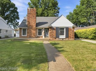 1206 Hawthorne Rd, Grosse Pointe Woods, MI 48236
