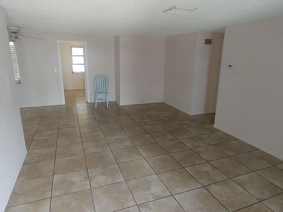 2nd image of 2333 Roselawn Dr