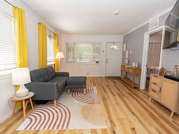 5th image of 2902 Edwardsburg Ave