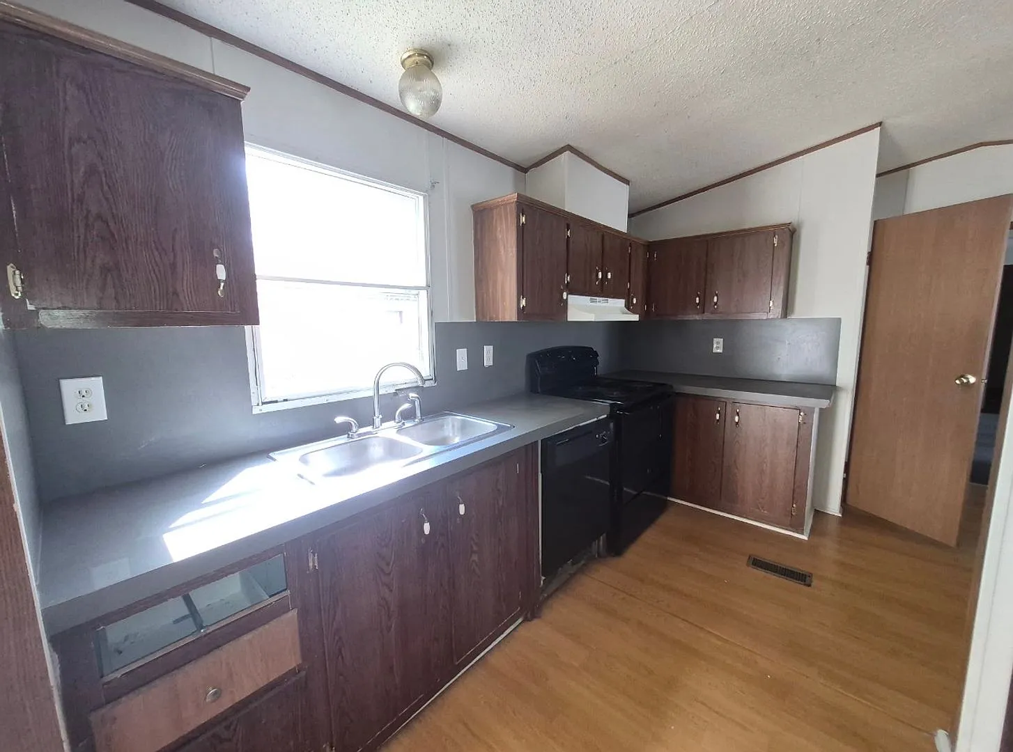 Hollmore & Cherrie MHP — Photo 1