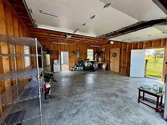 5th image of 831 Adams St