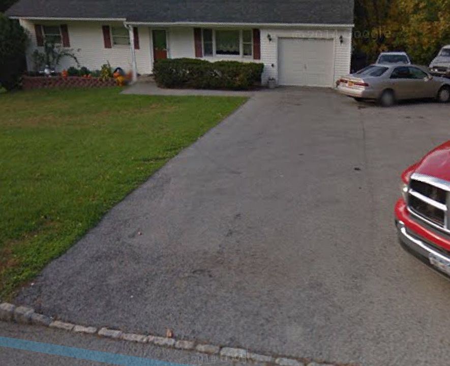 1st image of 4 Hawthorne Dr