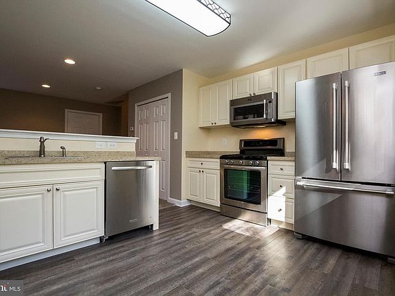 4th image of 3811 Forest Grove Dr