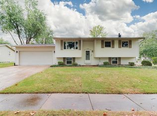 1709 Arrowhead Dr, Bloomington, IL 61704