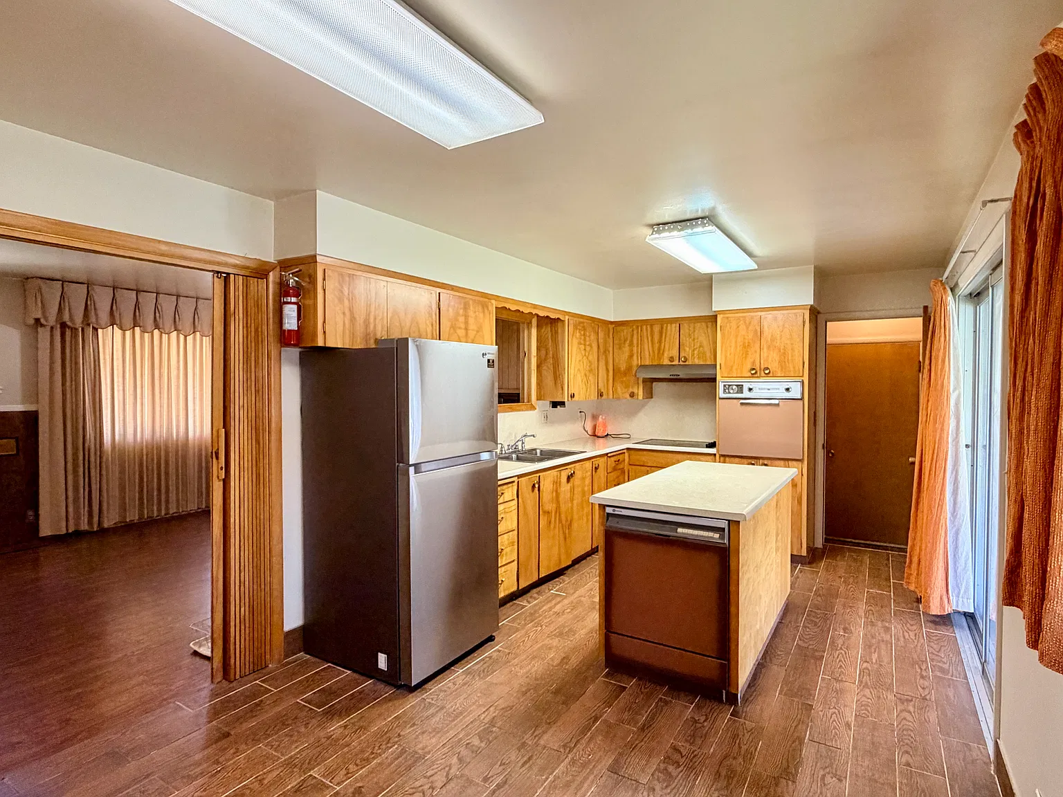 6 bed, 2.5 bath, 2400 sqft, $2,400 — Photo 4