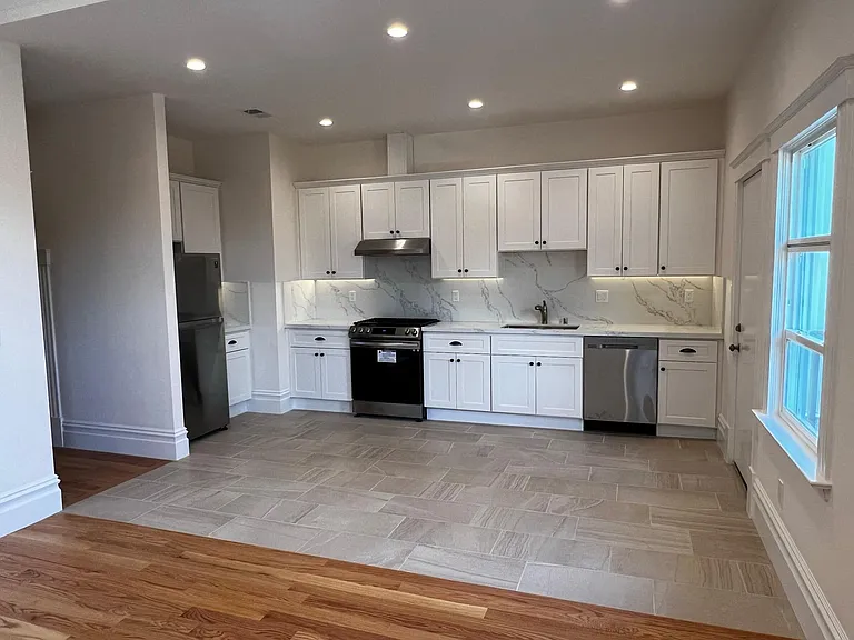 889 Capp St — Photo 2