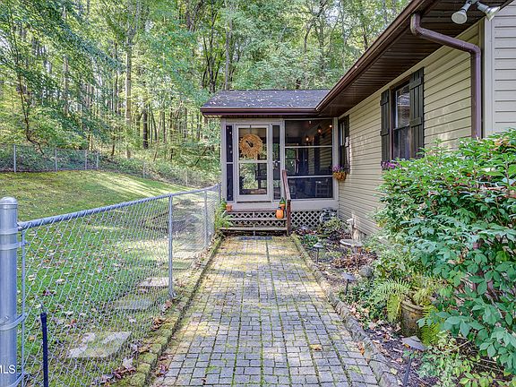 5th image of 589 Headtown Rd