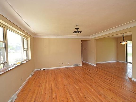 3rd image of 105 Etta Ave