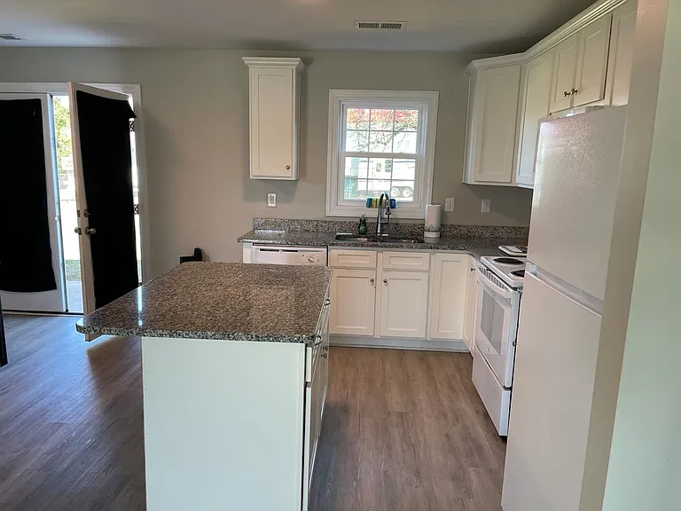 1309 Filbert St — Photo 5