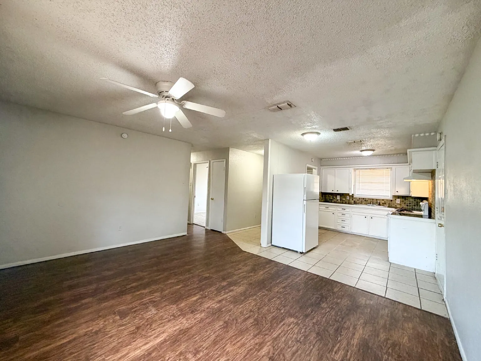 3 bed, 2.0 bath, 1096 sqft, $1,250 — Photo 4