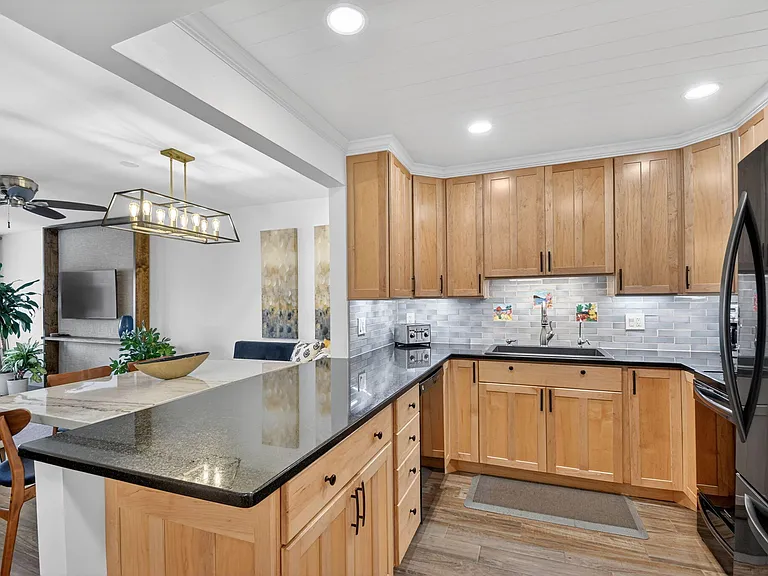 1502 S Lakeside Dr #214 — Photo 2