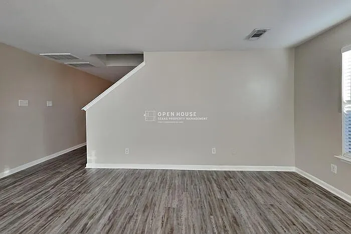 3 bed, 2.5 bath, 2509 sqft, $2,250 — Photo 4