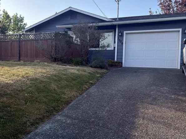 1086 Lewis St, North Bend, OR 97459