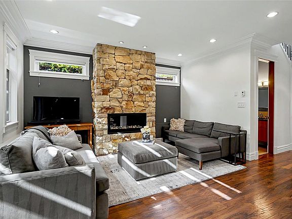 5th image of 2622 Shelbourne St #4