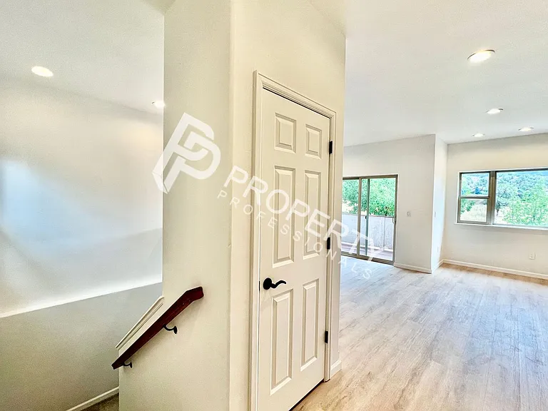 94 Castle Ridge Dr — Photo 3