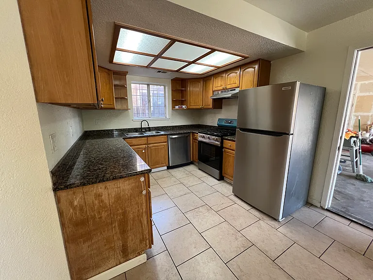 1657 Grand Ave — Photo 9