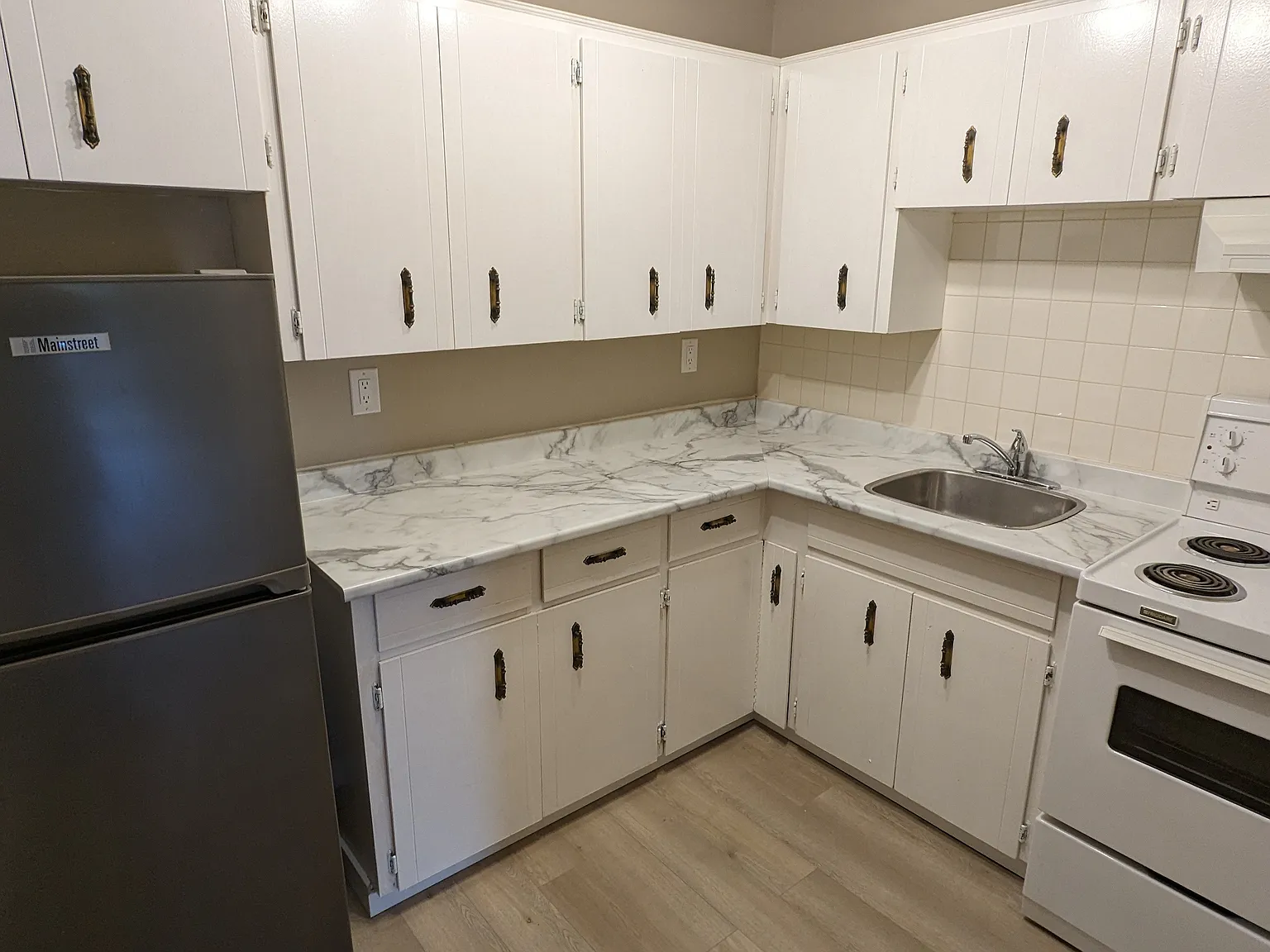 Cheam View Apartments 1 — Photo 2