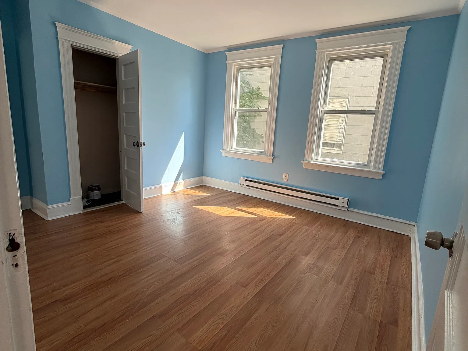 3 bed, 1.0 bath, 2921 sqft, $1,400 — Photo 2