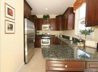 4 Villa Promanade #, Bay Shore, NY 11706