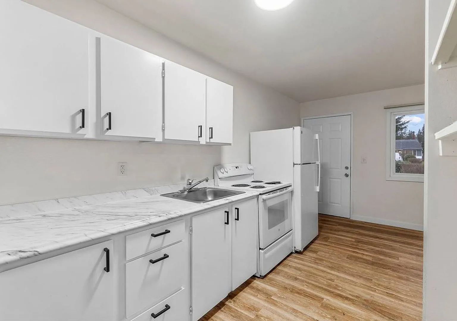 Emerald Greens Apartments — Photo 2
