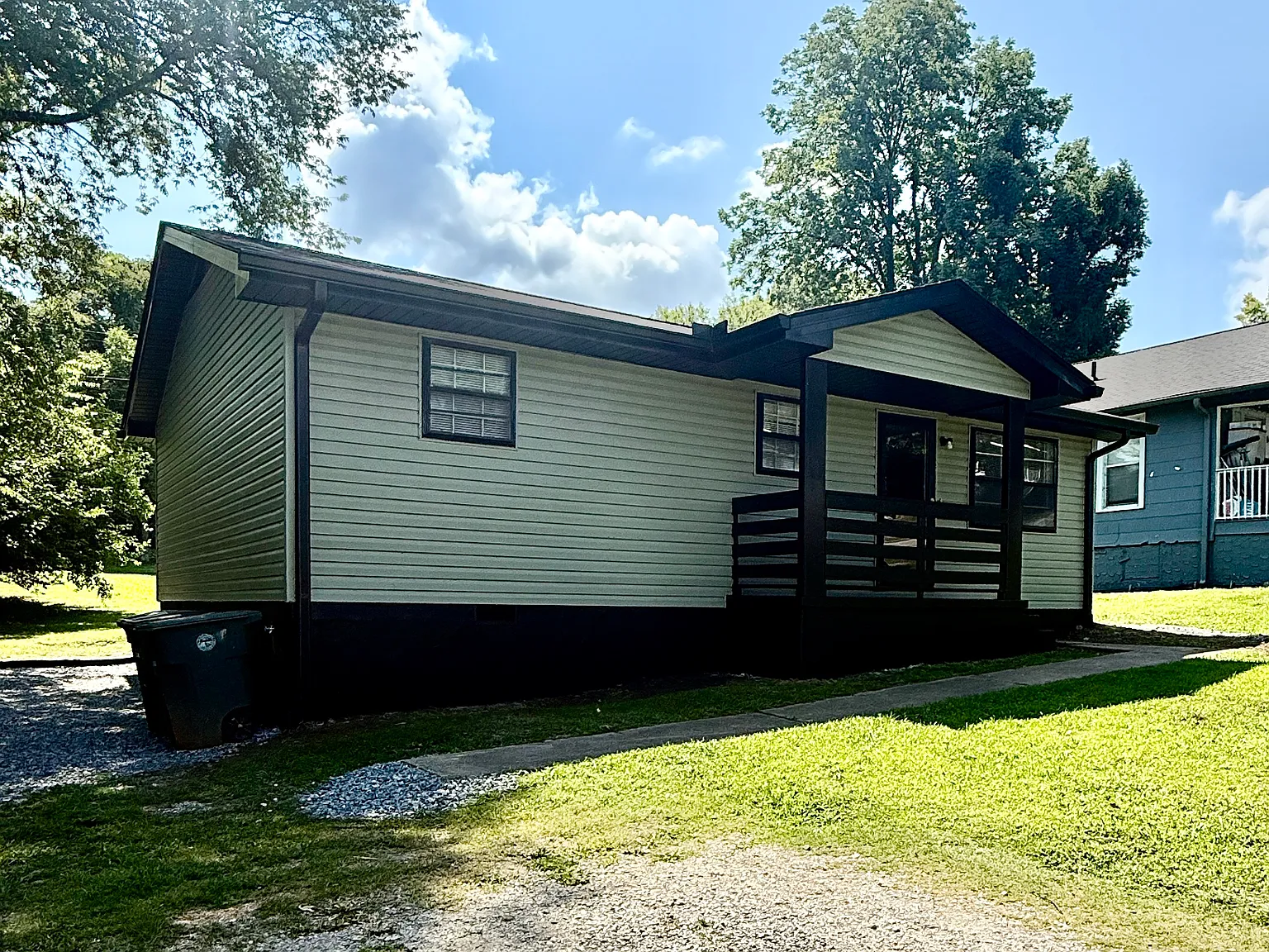 3 bed, 1000 sqft, $1,695 — Photo 1
