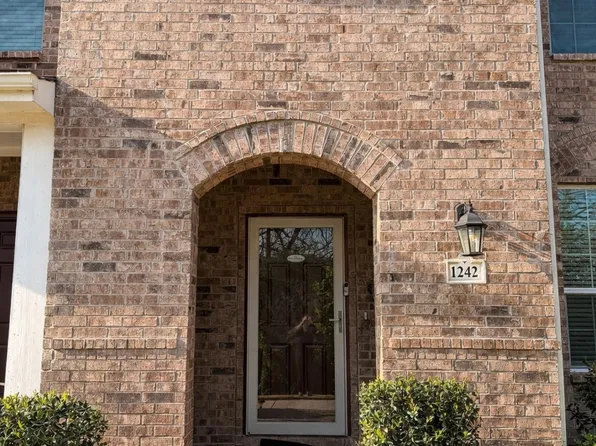 1242 Alamo Dr, Lewisville, TX 75077