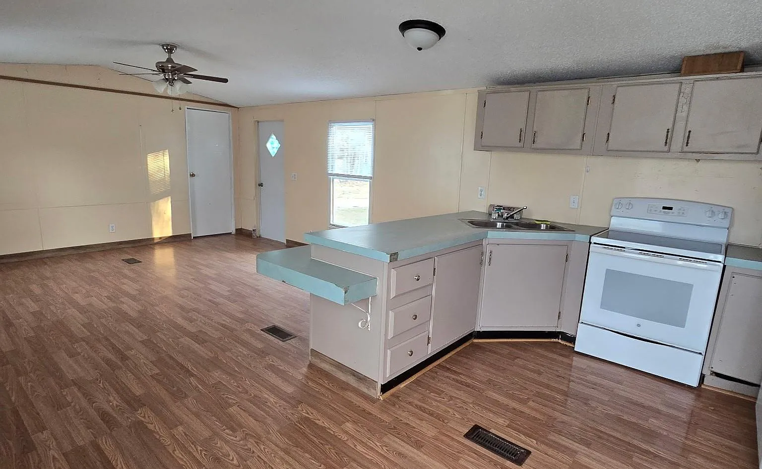 2 bed, 1.0 bath, $850 — Photo 2