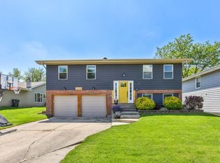 1460 N Oakmont Rd, Hoffman Estates, IL 60169