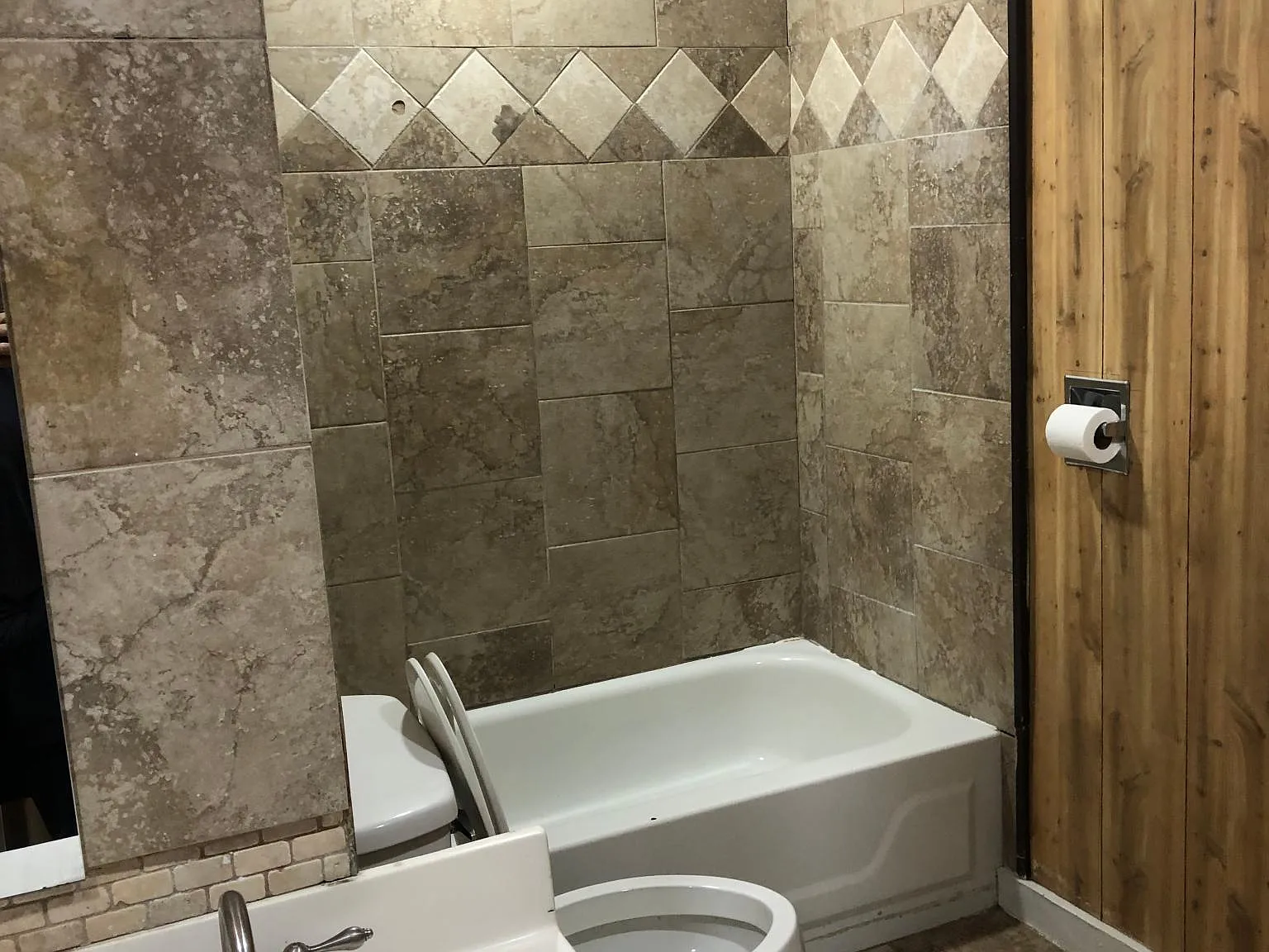 3 bed, 2106 sqft, $2,300 — Photo 2