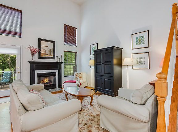 4th image of 345 Normandie Dr