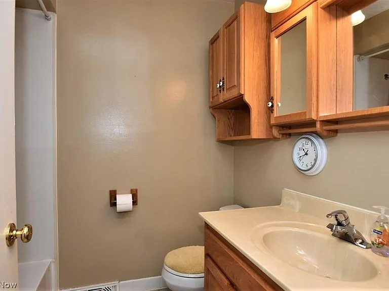 6718 Som Center Rd — Photo 12
