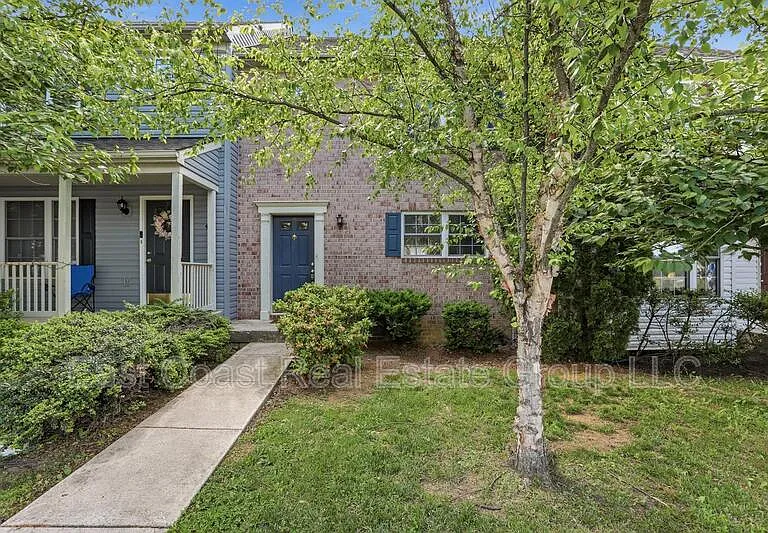 24 Mabel Ln — Photo 1