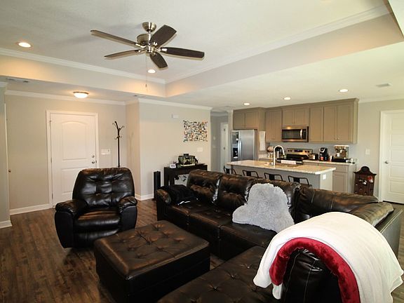 3rd image of 3404 Greenhill Dr