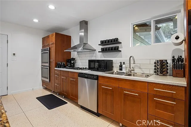 1436 Irvine Ave — Photo 6