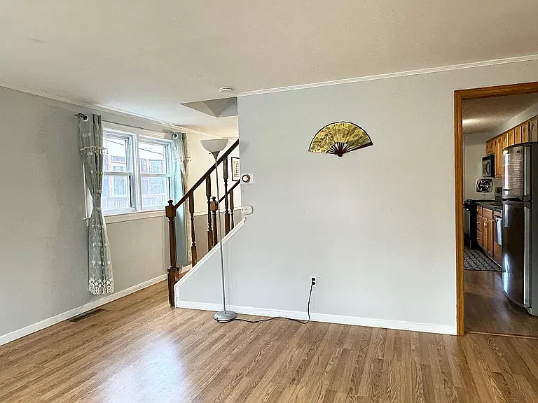 3 bed, 1.5 bath, 1152 sqft, $2,400 — Photo 2