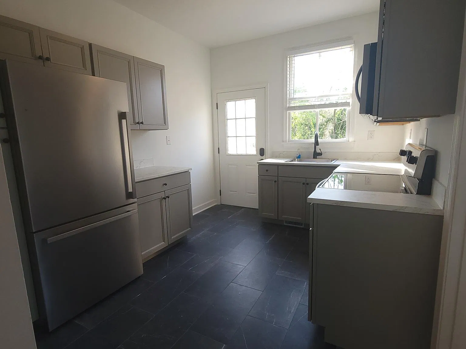 2 bed, 1.5 bath, 950 sqft, $1,250 — Photo 3
